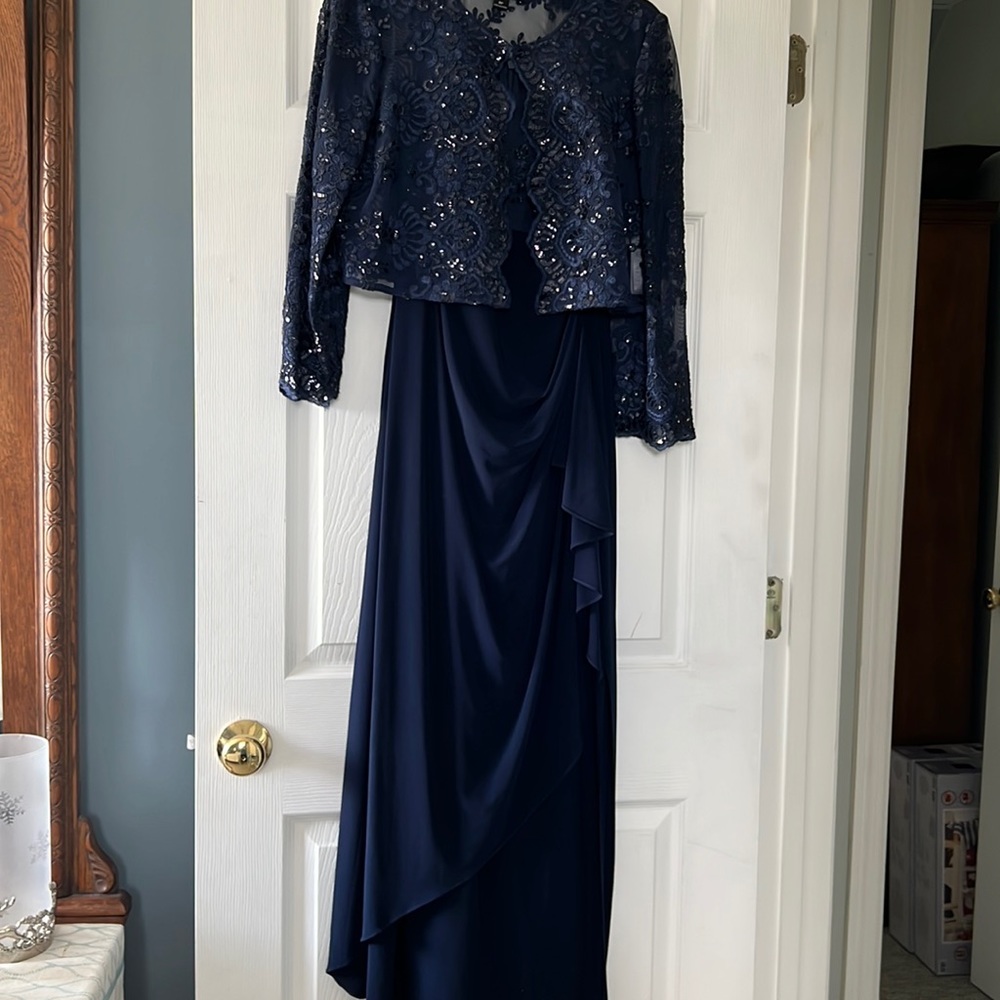 Alex Evenings Elegant formal dress. Size 8 Petite.